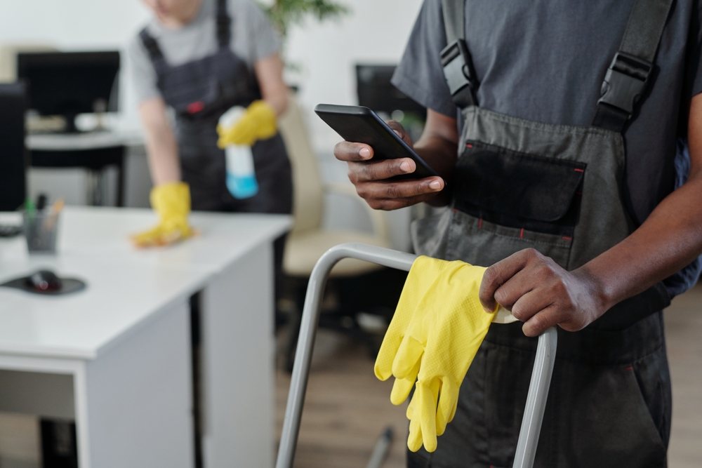 easily track cleaning employee hours
